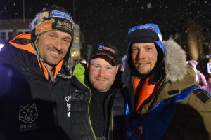 John EriK Eriksen (t.h.) ble møtt av vinnter Thomas Wærner (t.v.) og sølvmedaljevinner Kristian Walseth (midten) da han kom i mål i Alta i kveld. (Foto: Morten Broks)
